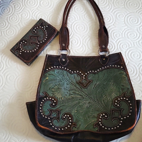 American West Black Leather Messenger Bag with Textured Finish